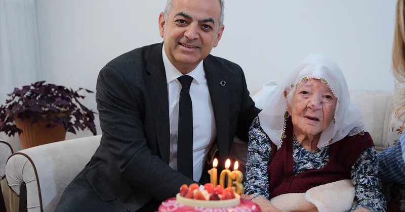 1923 doğumlu Nazife Gül, depremden sonra döndüğü TOKİ evinde 29 Ekim i kutladı