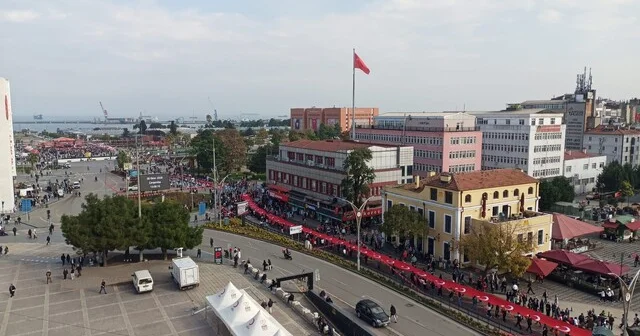 Samsun da 1919 metrelik bayraklı Cumhuriyet Yürüyüşü Samsun Haber Habertürk Yerel Haberler