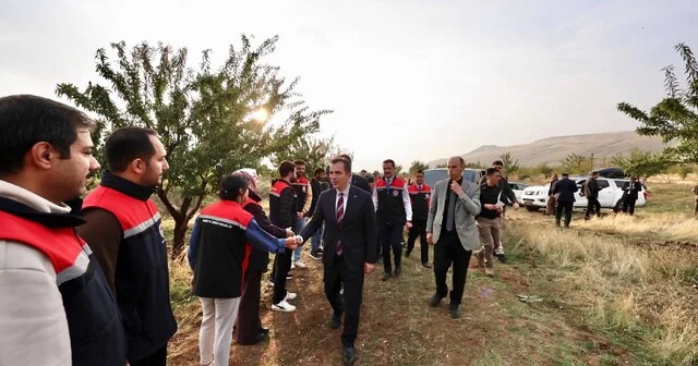 Vali Karakaya, Güroymak ta badem hasadına katıldı Bitlis Haber Habertürk Yerel Haberler