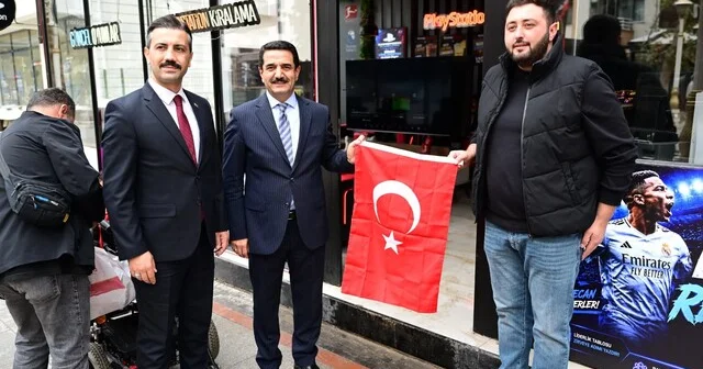 Başkan Taşkın dan vatandaşlara Türk bayrağı hediyesi Malatya Haber Habertürk Yerel Haberler