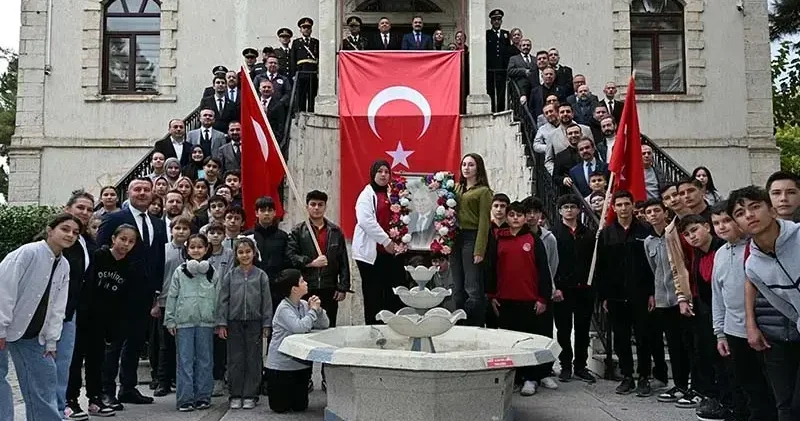 Demirci de 98 yıl önceki Cumhuriyet karesi yeniden canlandırıldı