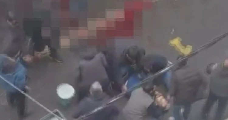 Pazar yerinde tezgah kavgası kanlı bitti: Biri çocuk 6 kişi bıçaklandı