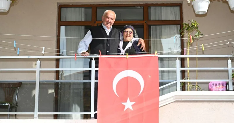 Belediyeden bayrak istediler, bir gecede bütün cadde bayraklarla donatıldı