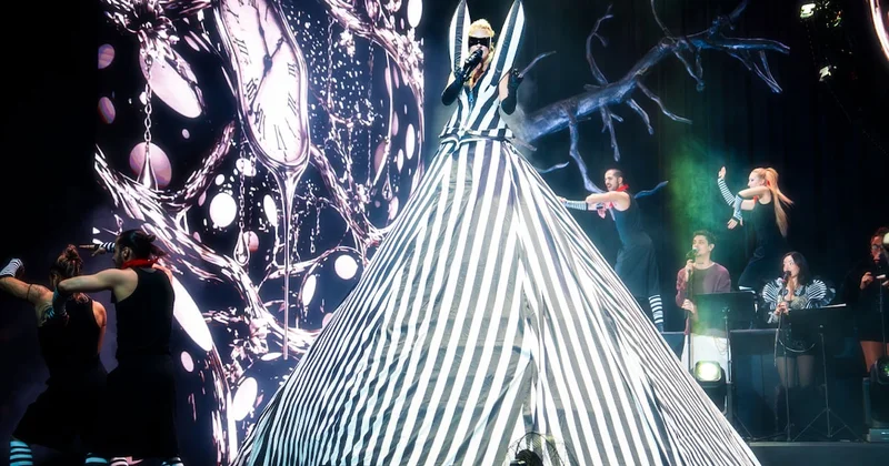 Hande Yener’in devasa kostümü Harbiye ye damga vurdu: Yaşar ve Simge sürprizi Sözcü Gazetesi