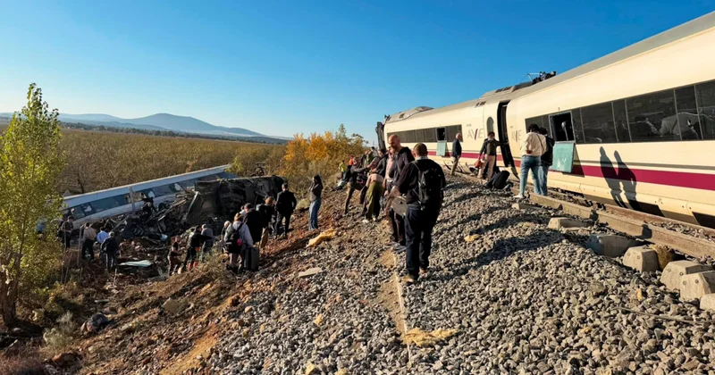 İspanya da iki hızlı tren kafa kafaya çarpıştı: Çok sayıda yaralı var Sözcü Gazetesi