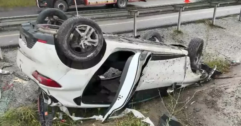 Eyüpsultan da bariyerleri aşan otomobil devrildi: Yaralılar var