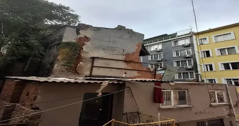 Beyoğlu’nda 5 katlı metruk binanın çökmeden önceki görüntüleri ortaya çıktı