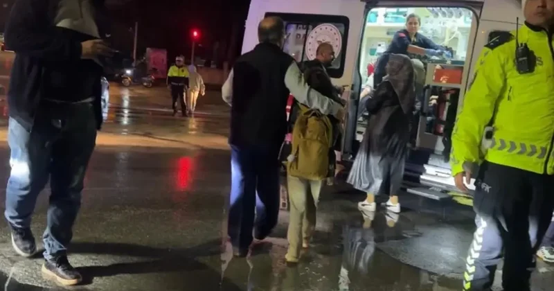 Burdur da öğrenci servisi ile otomobil çarpıştı: 12 öğrenci hafif yaralı