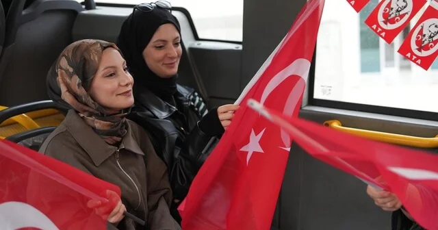 Belediye otobüsünde 29 Ekim Cumhuriyet Bayramı coşkusu Düzceliler bando takımıyla otobüste bayram coşkusu yaşadı Düzce Haber Habertürk Yerel Haberler