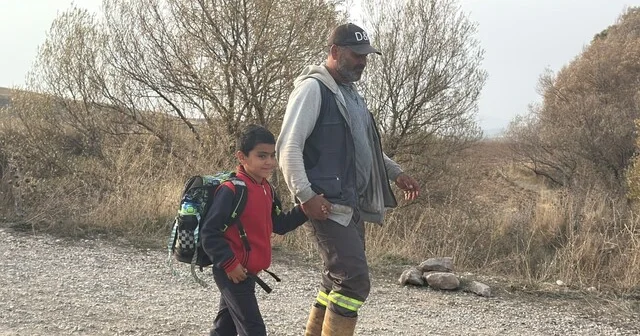 Özel gereksinimli oğlunu her gün sırtında taşıyıp ırmaktan geçiriyor Sivas Haber Habertürk Yerel Haberler