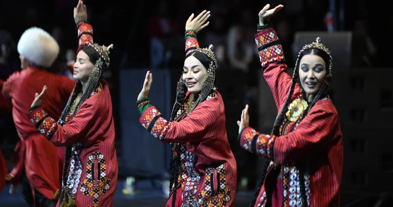 Türk Dünyasından 400 sanatçı Ankara da Cumhuriyet coşkusunu birlikte yaşattı