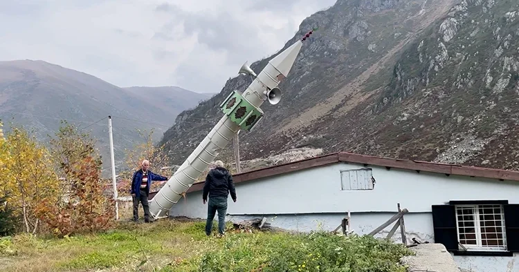 Rize de kış öncesi gelenek bozulmadı: Çığa karşı minareyi yere yatırdılar