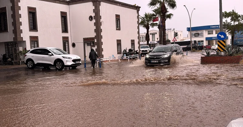 Muğla da sağanak sonrası su baskını: Bodrum da sürücüler suda kaldı, Dalaman da dere taştı