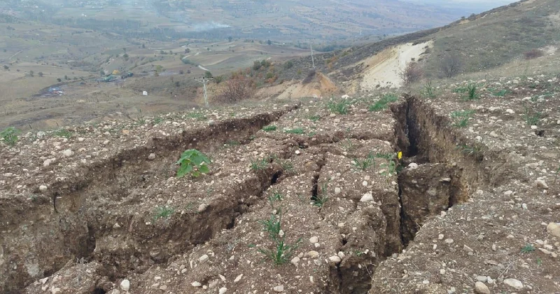 Bir ilde topraklar yarılmaya başladı: Valilikte uyarılar geldi Sözcü Gazetesi