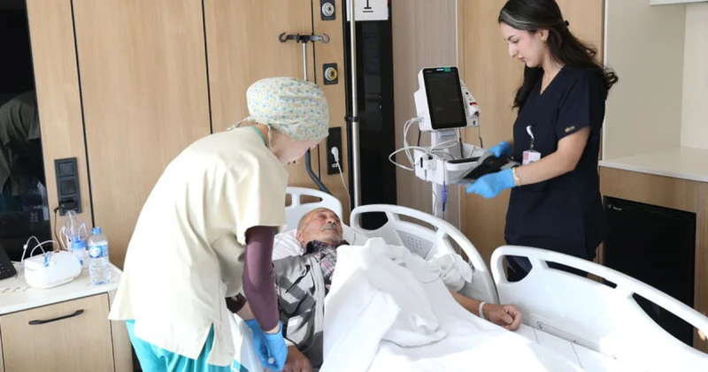 Su içerken bile zorlanan hasta 5,5 yıl sonra yeniden katı gıda yemeye başladı Haberler