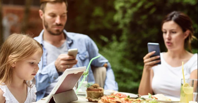 İtalya nın Sardinya Adası ndaki restoranlarda ailelere telefon yasağı