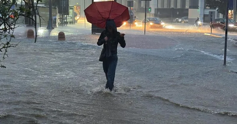 AKOM, İstanbul da yağışların bu gece başlayıp yarın şiddetleneceğini bildirdi