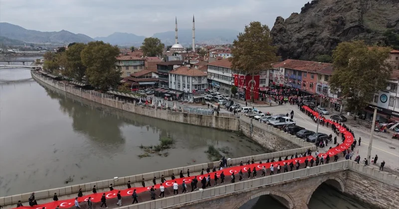 Çorum Cumhuriyet coşkusu: 103. yılda 103 metrelik bayrakla yürüdüler