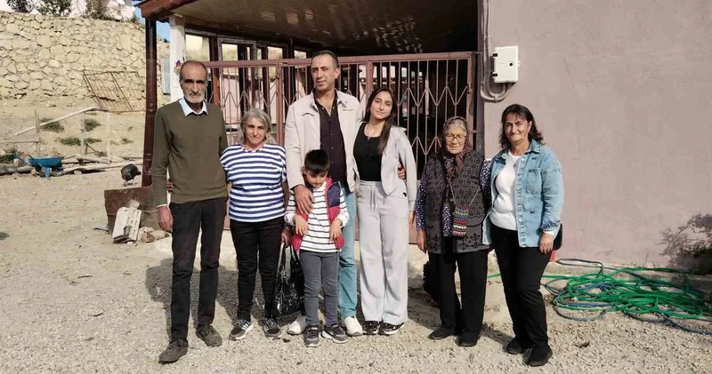 Sivas Divriği de 11 gün misafir edilen Alman gezgin ayrılıkta gözyaşlarını tutamadı