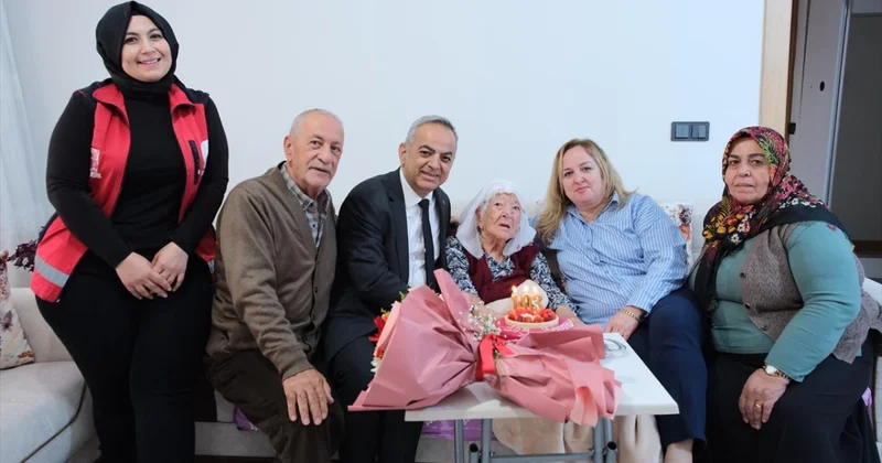 Cumhuriyet in 103. yılını 103 yaşındaki Nazife nine de kutladı