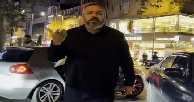 Kağıthane’de motosikletliye ölüm tehdidi! Bulgar plakalı araçtan inip saldırdılar
