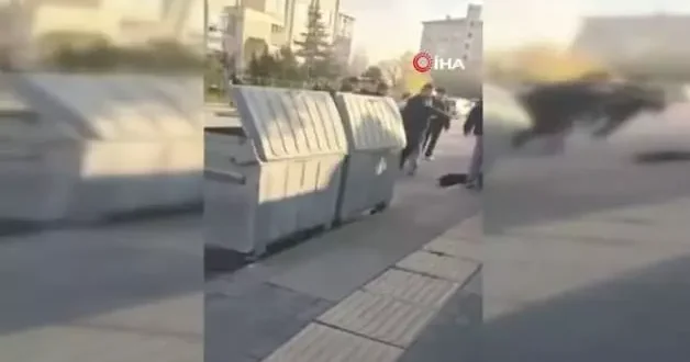 Sincan’da çocuklar arasında kavga: Yere düşen çocuğu defalarca tekmeledi