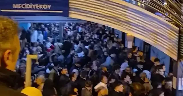 Mecidiyeköy durağında metrobüs arızası: Vatandaşlar şikayetçi oldu VİDEO İZLE