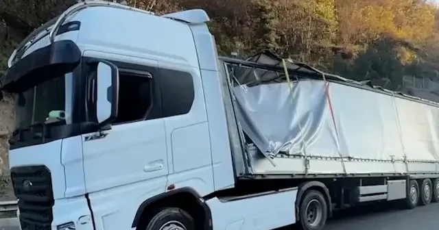 Bolu Dağı geçişinde ulaşım felç: Tonlarca içecek yola saçıldı VİDEO İZLE