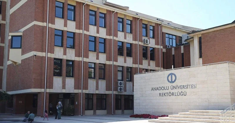 Anadolu Üniversitesi nde KHK li akademisyen göreve iade edildi
