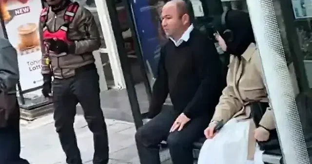 Kadıköy de psikolojisi bozulan şoför araçtan inip durakta bekledi VİDEO İZLE