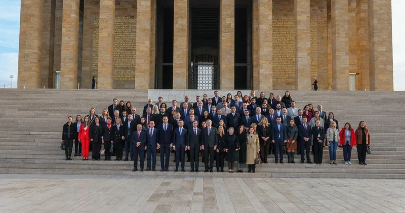 CHP heyetinden kurultay öncesi Anıtkabir e ziyaret