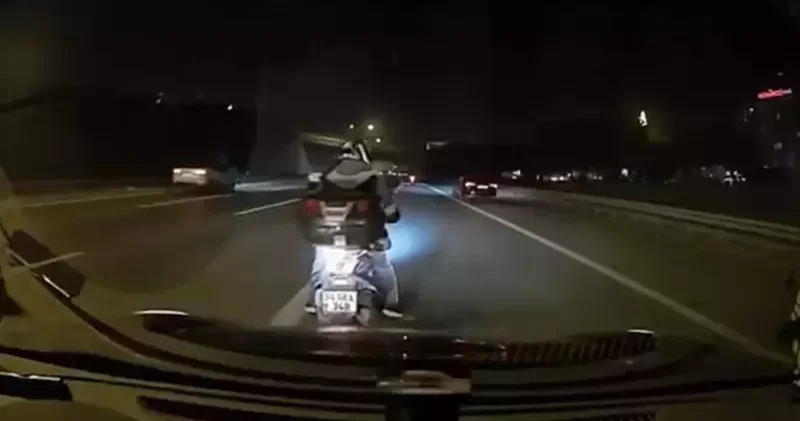 Kağıthane TEM Otoyolu nda aracın önünde durdu; çocukla motosikletten inip hayatını tehlikeye attı