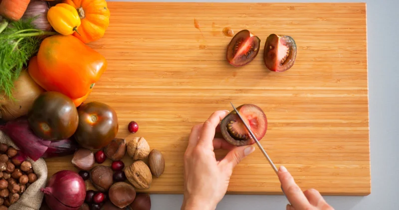 Mutfağınızda görünmeyen tehlike: Gıdalara kesme tahtasıyla mikrop bulaştırıyor olabilirsiniz!