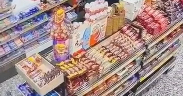 Akaryakıt istasyonu çalışanına kafa atıp, yumrukladı; o anlar kamerada Kocaeli Haberleri