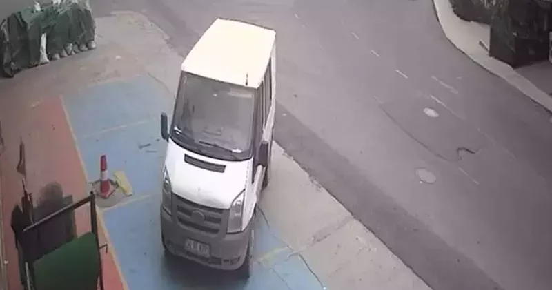 Beylikdüzü nde park halinde freni boşalan hafif ticari araç yokuş aşağı kayarak otomobile çarptı