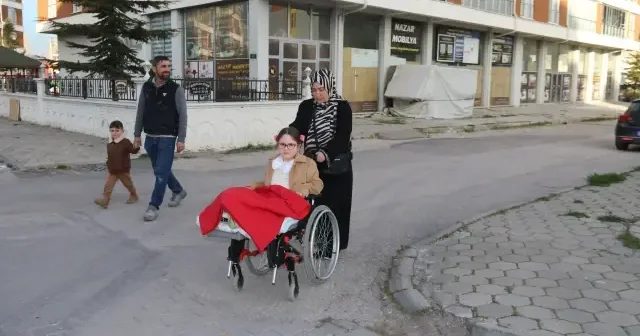 Bir bacağı kısa olan kızını engelli kızını her gün kucağında okula taşıyor: Tek isteğimiz asansör yapılması VİDEO İZLE