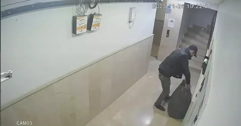 Gaziosmanpaşa da apartmanlardaki ayakkabı hırsızlığı kamerada