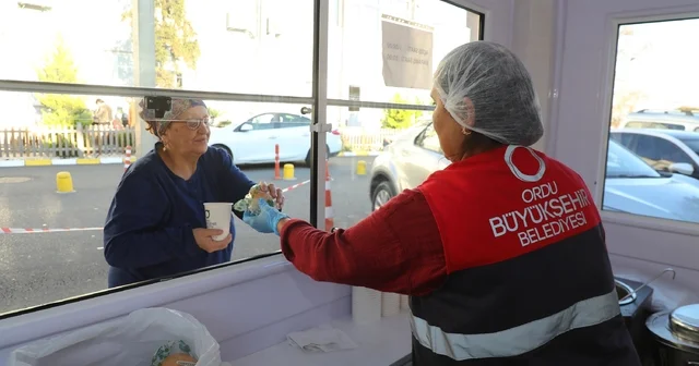 Ordu da hastaneye gelen vatandaşlara çorba ikramı Büyükşehir Belediyesi tarafından ücretsiz olarak sunulan hizmetten hafta içi her gün 08.00 10.00 saatleri arasında faydalanılabiliyor Ordu Haberleri