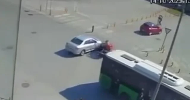 Otomobil motosiklet ile çarpıştığı kaza güvenlik kamerasına yansıdı Denizli Haberleri