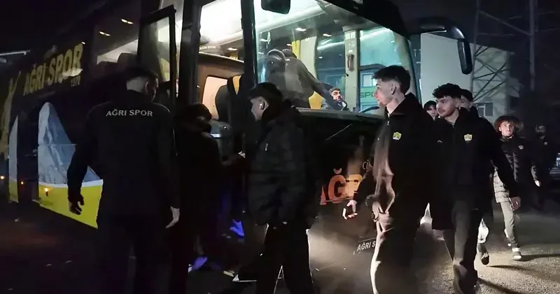 Kadrosunu tamamlayan Ağrı 1970 Spor, havai fişeklerle Silifke deplasmanına uğurlandı