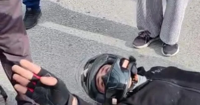 Kendi acısını unutup araçtaki çocuğu düşündü, sebebi küçük yaşta kaybettiği ikiz kardeşi çıktı Yaralı halde yerde yatarken kendisine çarpan otomobil sürücüsü anne ve çocuğunu sakinleştirmeye çalıştı Antalya Haberleri