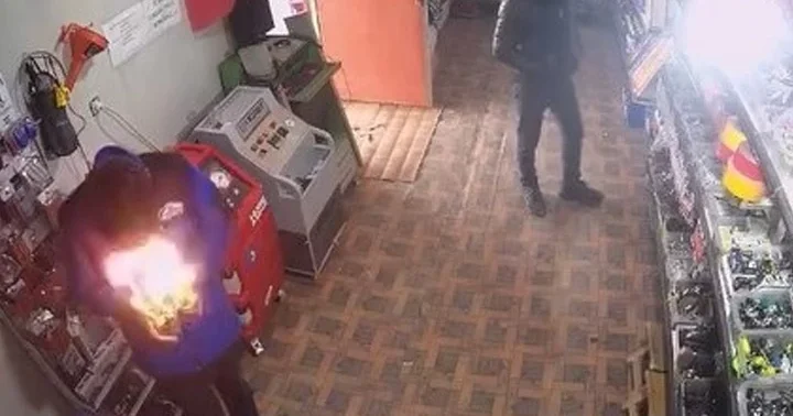 Panik anları... Çakmağı çakınca yüzü alevlerin arasında kaldı