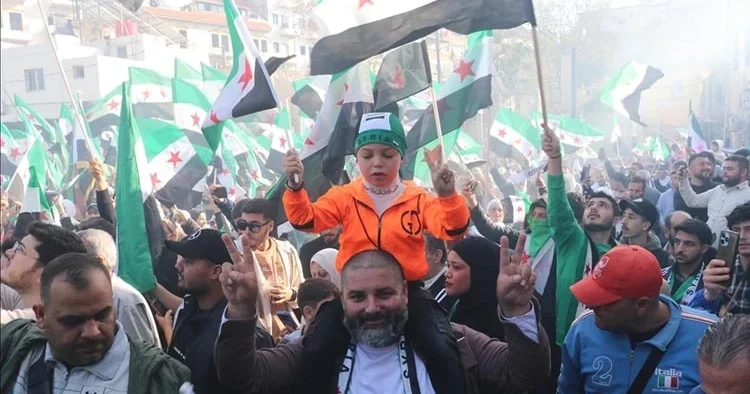 Suriyeliler sokağa döküldü: Özgürlüğün 1 inci yılını kutladı