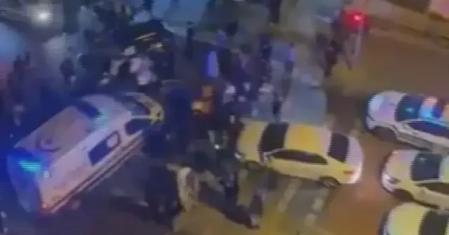 Bayrampaşa da yolcu otobüsü ile otomobil çarpıştı: 3 yaralı VİDEO İZLE