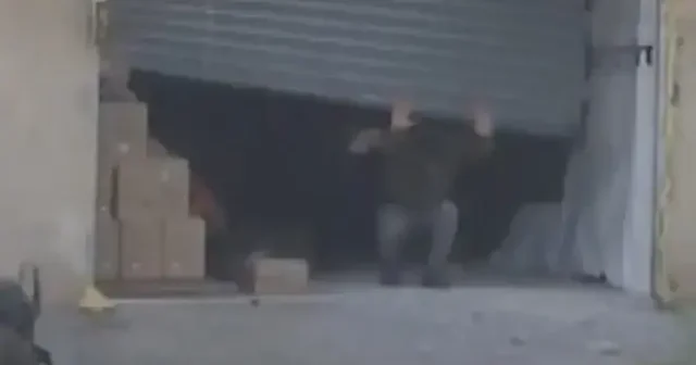 İşgal askerleri Batı Şeria da 2 Filistinliyi kameralar önünde katletti VİDEO İZLE