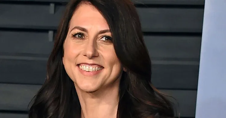 Boynu bükük bir üniversite öğrencisiydi... Arkadaşının verdiği borç parayla gözyaşları dindi... Şimdi milyarlık servetiyle bağış bile yapıyor