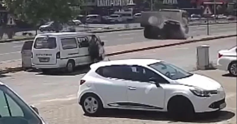 Kayseri de hızla giden otomobil kamyona çarptı