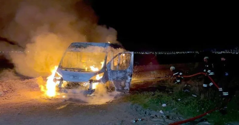 Kendi minibüsünü benzin döküp yaktı