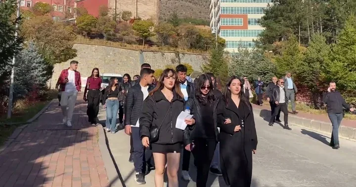 Gümüşhane de öğrencilerden silahla rehin alma olayına sessiz yürüyüşle tepki