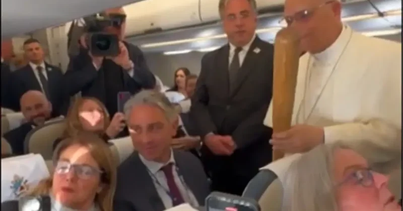 CBS muhabiri Papa ya beyzbol sopası hediye etti